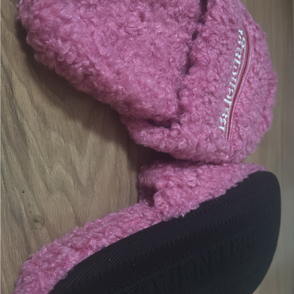 Balenciaga Pink pluffy slides